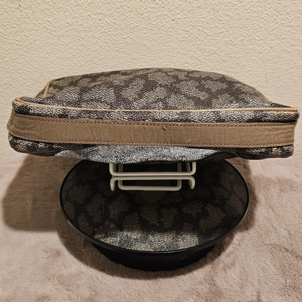 YSL Yves Saint Laruant Toilet Cosmetic pouch EUC - Picture 7 of 10